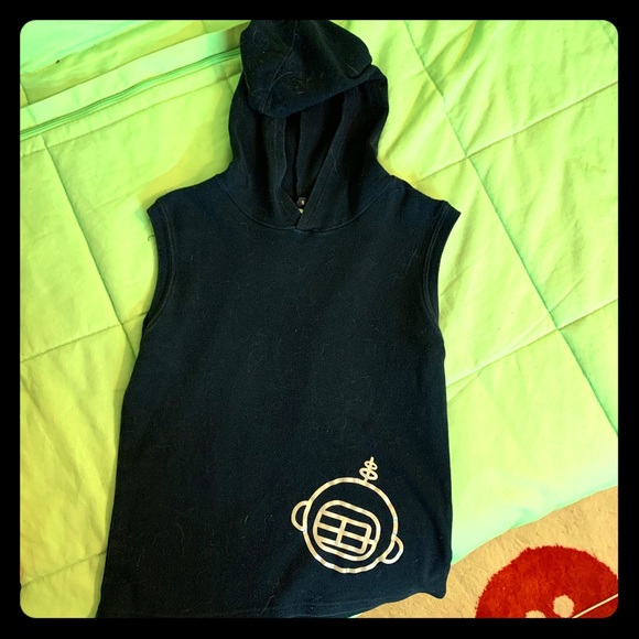 Sleeveless hooded top